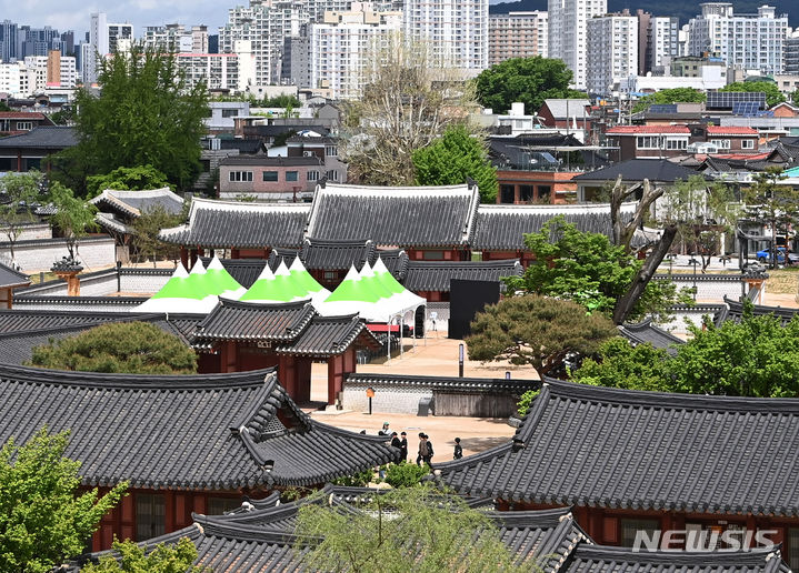 [수원=뉴시스] 김종택기자 = 일제강점기에 훼손됐던 수원 화성행궁이 119년만에 완전한 모습으로 복원됐다. 1789년 정조대왕이 세운 화성행궁은 평상시에는 관청으로 사용하다가 임금이 수원에 행차할 때는 임금과 수행 관원들이 머무는 궁실로 이용됐다. 사진은 30년 넘게 이어진 복원사업을 통해 원래 모습을 되찾은 우화관 모습. 2024.04.24. jtk@newsis.com