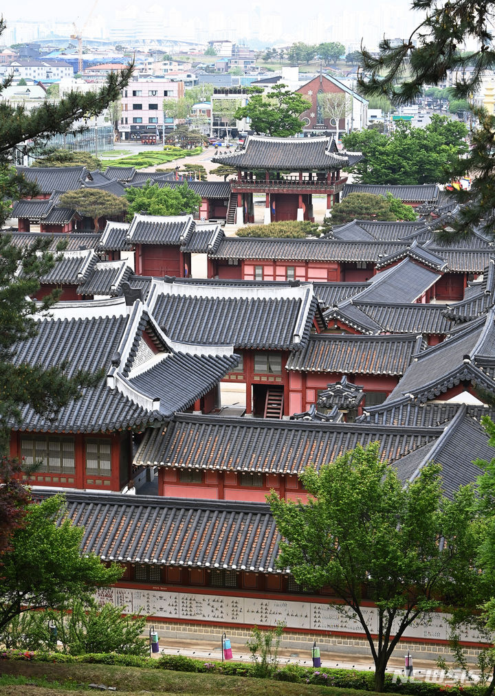 [수원=뉴시스] 김종택기자 = 일제강점기에 훼손됐던 수원 화성행궁이 119년만에 완전한 모습으로 복원됐다. 1789년 정조대왕이 세운 화성행궁은 평상시에는 관청으로 사용하다가 임금이 수원에 행차할 때는 임금과 수행 관원들이 머무는 궁실로 이용됐다. 사진은 24일 복원사업을 통해 원래 모습을 되찾은 화성행궁 모습. 2024.04.24. jtk@newsis.com