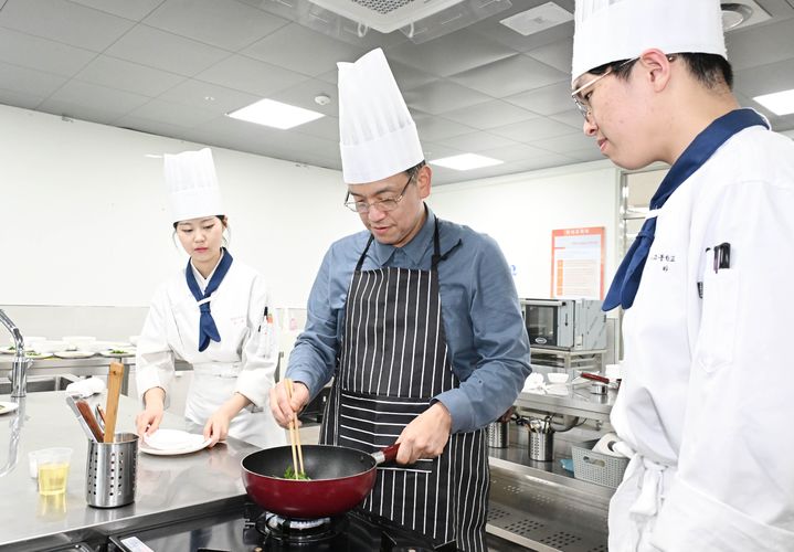 [서울=뉴시스] 최상목 부총리 겸 기획재정부 장관이 지난 22일 산업수요 맞춤형 인재양성 및 취업지원 강화를 위해 설립된 직업계고 세종 장영실고등학교를 현장방문해 실습을 참관하며 학생들과 대화를 나누고 있다. (사진=기획재정부 제공) 2024.04.24. photo@newsis.com *재판매 및 DB 금지