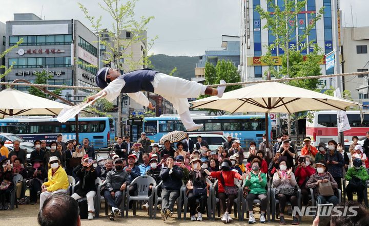 [부산=뉴시스] 하경민 기자 = 24일 부산 동구 문화플랫폼 시민마당에서 열린 '탈춤의 마법, 줄타기의 아름다움'에 참가한 시민들이 줄타기 공연을 구경하고 있다. 2024.04.24. yulnetphoto@newsis.com