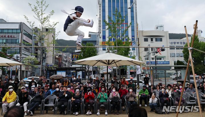 [부산=뉴시스] 하경민 기자 = 24일 부산 동구 문화플랫폼 시민마당에서 열린 '탈춤의 마법, 줄타기의 아름다움'에 참가한 시민들이 줄타기 공연을 구경하고 있다. 2024.04.24. yulnetphoto@newsis.com