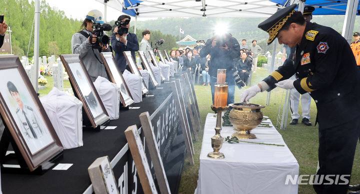 [대전=뉴시스] 강종민 기자 = 남화영 소방청장이 24일 대전 유성구 국립대전현충원에서 열린 순직 소방공무원 합동 안장식에서 헌화 분향하고 있다. 이번에 안장되는 소방공무원은 故 곽종철 소방장, 배규대 소방장, 민대성 소방위, 박주상 소방장, 한명희 소방장, 정미화 소방교, 김관옥 소방장, 고은호 소방경, 오세민 소방위다. 2024.04.24. ppkjm@newsis.com