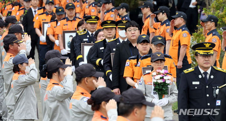 [대전=뉴시스] 강종민 기자 = 지난 4월24일 국립대전현충원에서 열린 순직 소방공무원 합동 안장식. 2024.04.24. ppkjm@newsis.com