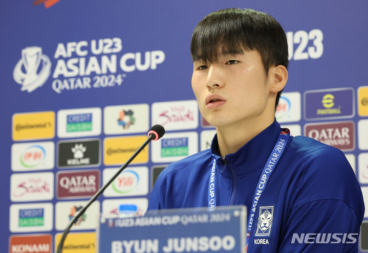 [도하(카타르)=뉴시스] 황준선 기자 = U-23 대한민국 축구 국가대표팀 주장 변준수가 24일(현지시간) 카타르 도하 압둘라 빈 칼리파 스타디움에서 2024 아시아축구연맹(AFC) U-23 아시안컵 인도네시아와의 8강전을 앞두고 열린 기자회견에서 취재진의 질문에 답변하고 있다. 2024.04.24. hwang@newsis.com