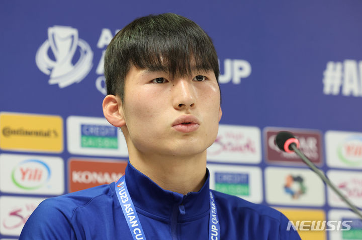 [도하(카타르)=뉴시스] 황준선 기자 = U-23 대한민국 축구 국가대표팀 주장 변준수가 24일(현지시간) 카타르 도하 압둘라 빈 칼리파 스타디움에서 2024 아시아축구연맹(AFC) U-23 아시안컵 인도네시아와의 8강전을 앞두고 열린 기자회견에서 취재진의 질문에 답변하고 있다. 2024.04.24. hwang@newsis.com