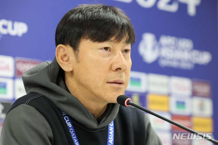 [도하(카타르)=뉴시스] 황준선 기자 = 신태용 U-23 인도네시아 축구 국가대표팀 감독이 24일(현지시간) 카타르 도하 압둘라 빈 칼리파 스타디움에서 2024 아시아축구연맹(AFC) U-23 아시안컵 대한민국과의 8강전을 앞두고 열린 기자회견에서 취재진의 질문에 답변하고 있다. 2024.04.24. hwang@newsis.com