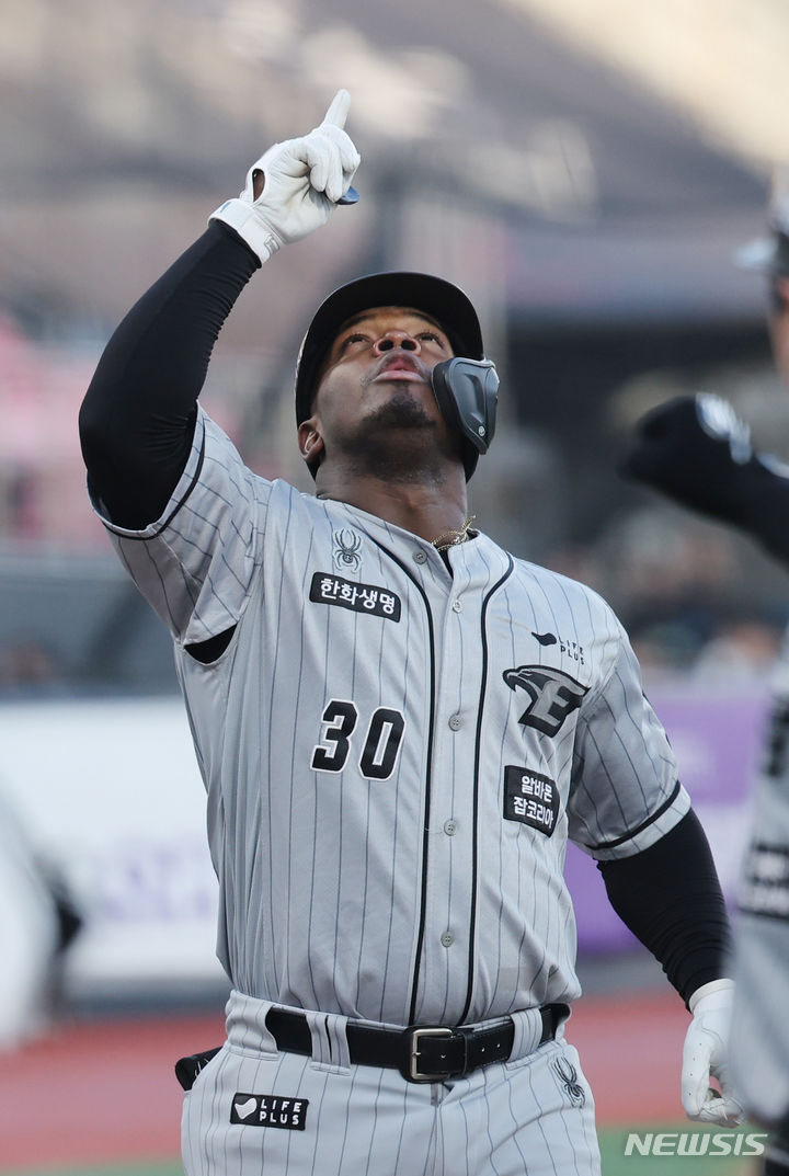 [수원=뉴시스] 김진아 기자 = 프로야구 한화 이글스의 외국인 타자 요나단 페라자가 복귀를 준비하고 있다. 사진은 지난 4월24일 수원 KT위즈파크에서 열린 KBO리그 KT 위즈와 경기에서 1회초 솔로 홈런을 친 후 홈으로 들어오며 기뻐하고 있는 페라자. 2024.04.24. bluesoda@newsis.com