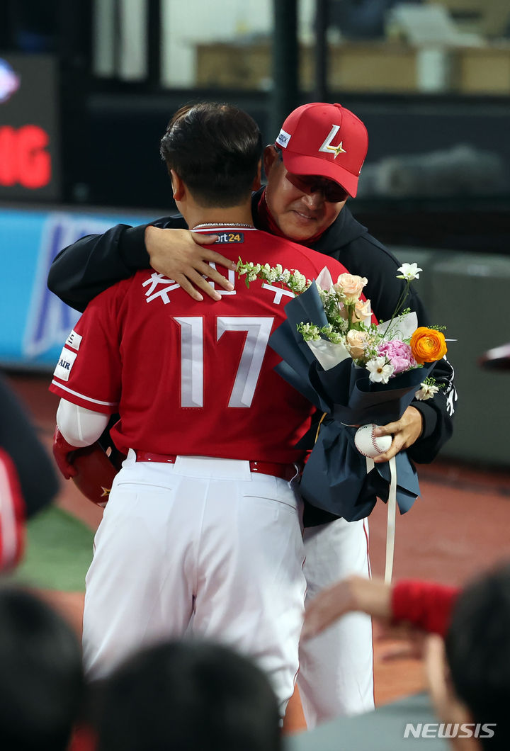 [부산=뉴시스] 하경민 기자 = 24일 부산 동래구 사직야구장에서 열린 롯데와 SSG 경기에 출전한 추신수 선수가 한미 통산 2000안타를 친 뒤 축하 꽃다발을 받고 있다. 2024.04.24. yulnetphoto@newsis.com