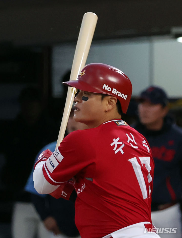 [부산=뉴시스] 하경민 기자 = 24일 부산 동래구 사직야구장에서 열린 롯데와 SSG 경기에 출전한 추신수 선수가 한미 통산 2000안타를 치고 있다. 2024.04.24. yulnetphoto@newsis.com