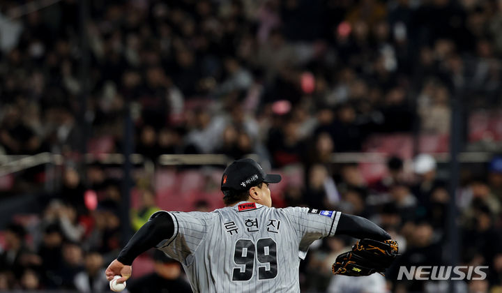 [수원=뉴시스] 김진아 기자 = 24일 오후 경기 수원KT위즈파크에서 열린 2024 신한은행 SOL KBO리그  한화 이글스와 kt wiz의 경기, 5회말 한화 류현진이 역투하고 있다.  2024.04.24. bluesoda@newsis.com