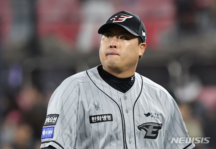 [수원=뉴시스] 김진아 기자 = 24일 오후 경기 수원KT위즈파크에서 열린 2024 신한은행 SOL KBO리그&nbsp; 한화 이글스와 kt wiz의 경기, 5이닝을 마친 한화 류현진이 더그아웃으로 들어오고 있다.&nbsp; 2024.04.24. bluesoda@newsis.com