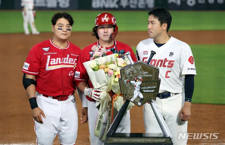 [부산=뉴시스] 하경민 기자 = 24일 부산 동래구 사직야구장에서 열린 롯데와 SSG 경기에 출전한 최정 선수가 KBO리그 통산 최다인 468호 홈런을 친 뒤 축하를 받으며 기념행사를 갖고 있다. 2024.04.24. yulnetphoto@newsis.com