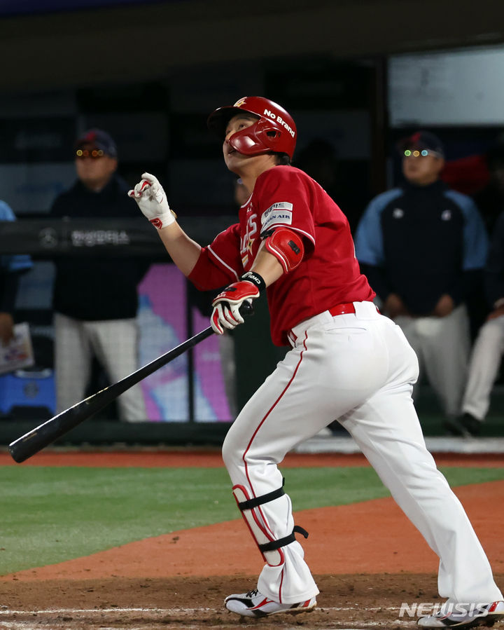 [부산=뉴시스] 하경민 기자 = 24일 부산 동래구 사직야구장에서 열린 롯데와 SSG 경기에 출전한 최정 선수가 KBO리그 통산 최다인 468호 홈런을 치고 있다. 2024.04.24. yulnetphoto@newsis.com