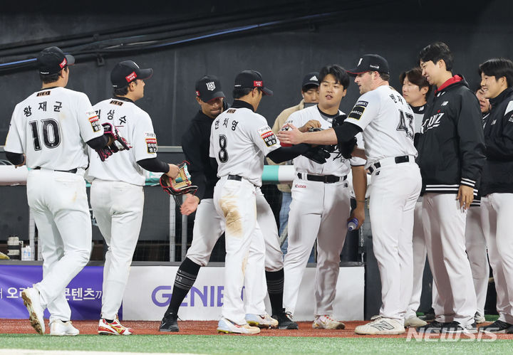 [수원=뉴시스] 김진아 기자 = 24일 오후 경기 수원KT위즈파크에서 열린 2024 신한은행 SOL KBO리그 한화 이글스와 kt wiz의 경기, 8회초를 무실점으로 경기를 마친 뒤 더그아웃으로 들어와 선수들과 기뻐하고 있다. 2024.04.24. bluesoda@newsis.com