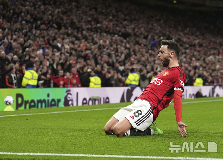 [맨체스터=AP/뉴시스] 잉글랜드 프로축구 프리미어리그(EPL) 맨체스터 유나이티드의 브루노 페르난데스. 2024. 4. 24.