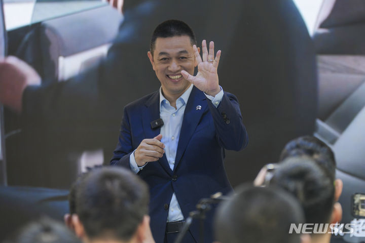 [베이징=AP/뉴시스]중국 저가 전기차에 대한 미국의 견제가 이어지는 가운데, 중국 전기차기업 니오(Nio)가 저가 브랜드 온보(Onvo)의 첫 전기차 'L60 SUV'(L60)를 출시한다고 발표했다. 사진은 중국 전기차기업 니오의 창립자이자 최고경영자(CEO)인 윌리엄 리가 올해 4월25일 중국 베이징에서 열린 중국 오토쇼 개막 기자회견에서 손을 흔드는 모습. 2024.5.16