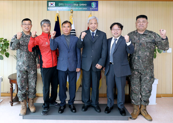 육군 제23경비여단은 법의학 박사 등을 지역 안보자문단을 위촉하고 기념사진을 찍고 있다. 제23경비여단 제공 *재판매 및 DB 금지