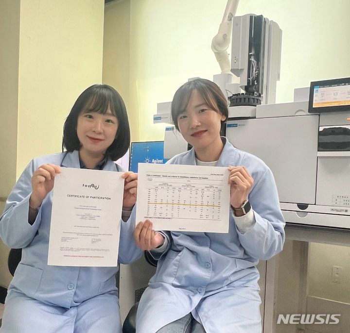 [용인=뉴시스] 잔류농약 분석 평가지를 들고 있는 농업기술센터 관계자들(용인시농업기술센터 제공)