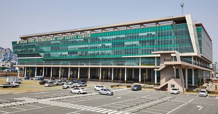 부산=뉴시스] 부산항 국제선용품유통센터 전경. 이 곳에 스마트수리조선지원센터가 구축됐다. (사진=부산항 시설관리센터 홈페이지 캡처) 2024.04.25. photo@newsis.com *재판매 및 DB 금지