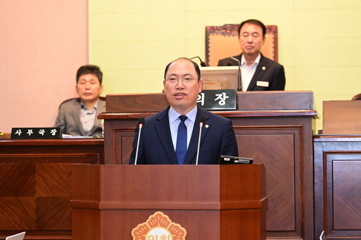 [거제=뉴시스] 신정철 기자= 거제시의회 이태열 의원(더불어민주당)이 지난 24일 열린 제245회 임시회 본회의에서 여성장애인의 인권과 내·외국인 노동자의 건강권 보장을 촉구했다.사진은 이태열 의원의 발언 모습.(사진=거제시의회 제공).2024.04.25. photo@newsis.com *재판매 및 DB 금지