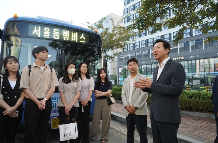 [서울=뉴시스] 오세훈 서울시장이 지난 17일 오전 김포시 풍무동에서 출발하는 서울동행버스 02번 시승에 앞서 시민들에게 서울동행버스의 취지에 대해 설명하고 있다. 2024.04.25. (사진=서울시 제공) *재판매 및 DB 금지