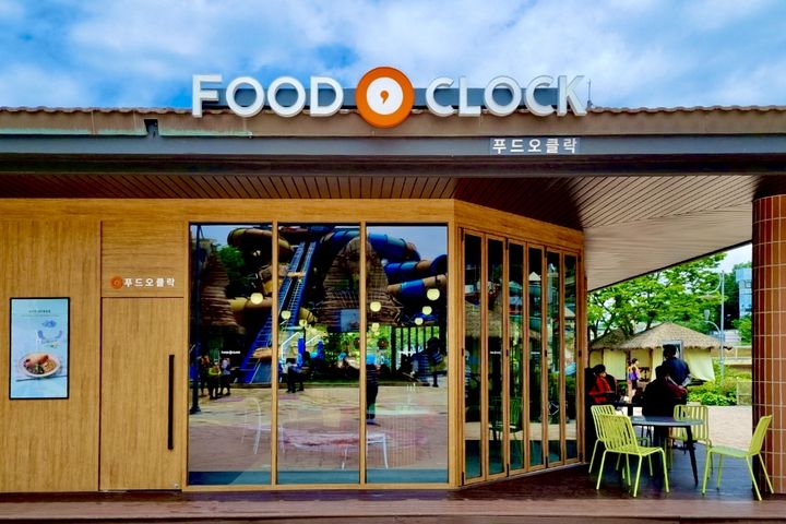 CJ프레시웨이가 식음 서비스를 운영하는 오션월드 내 푸드코트 매장 '푸드오클락' 모습.(사진=CJ프레시웨이 제공) *재판매 및 DB 금지