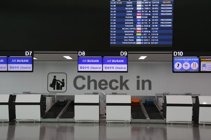 [부산=뉴시스] 김해공항 국제선 신축 터미널 에어부산 전용 카운터 모습. (사진=에어부산 제공) 2024.04.25. photo@newsis.com *재판매 및 DB 금지