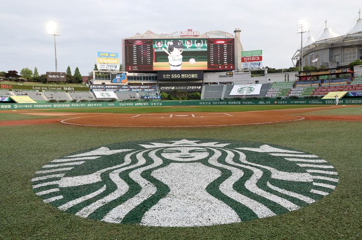 [서울=뉴시스] 인천SSG랜더스필드에 스타벅스 로고가 그려져 있다.(사진=스타벅스 코리아 제공) *재판매 및 DB 금지