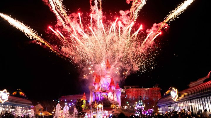 [부산=뉴시스] 롯데월드 어드벤처 부산 내 로리캐슬 앞에서 불꽃놀이가 진행되고 있다. (사진=롯데월드 부산 제공) 2024.04.25. photo@newsis.com *재판매 및 DB 금지