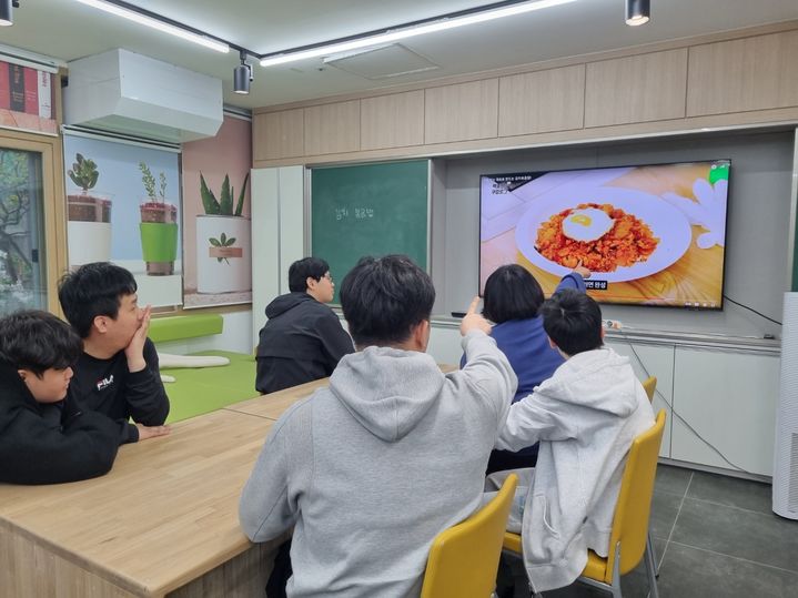 [안동=뉴시스] 고교학점제로 개설된 특수학교의 외식서비스 교과 수업 장면. (사진=경북교육청 제공) 2024.04.25 *재판매 및 DB 금지