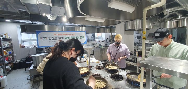 [당진=뉴시스] 24일 더본외식산업개발원에서 순두부아이스크림과 순두부 녹차라떼 제품 기술이전을 받는 당진 지역 카페 관계자들이 교육을 받고 있다. (사진=당진시 제공) 2024.04.25. *재판매 및 DB 금지