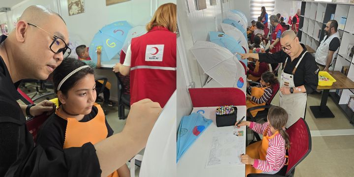 예술나눔 재단법인 아이프칠드런의 엔젤아티스트 두민 작가가 튀르키예 어린이에게 미술수업을 진행하고 있다. *재판매 및 DB 금지