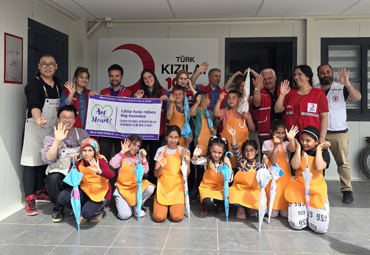 이슬라이예 컨테이너시티 생활공간1의 도서관에서 아이프칠드런 예술나눔 프로그램을 마친 어린이들과 기념 촬영하는 튀르키예 적신월사 및 대한적십자사, 아이프칠드런 관계자. *재판매 및 DB 금지