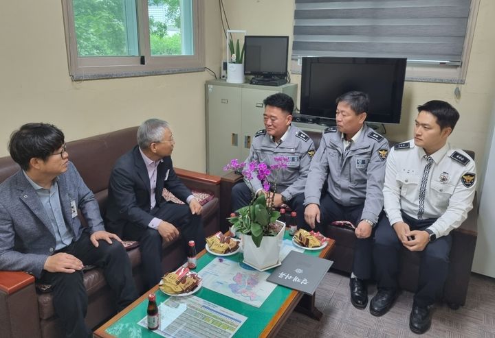 [창녕=뉴시스] 창녕군농업기술센터와 경찰서가 농기계 사고 예방 간담회 및 안전 물품 전달식을 하고 있다. (사진=창녕군 제공) 2024.04.25. photo@newsis.com *재판매 및 DB 금지