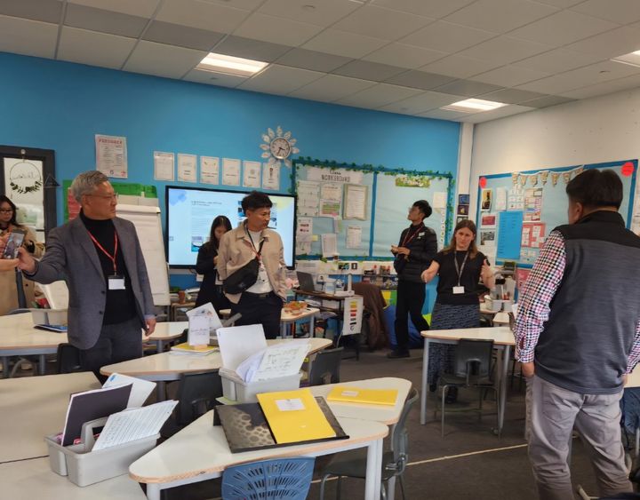 [창원=뉴시스]경상남도교육청 연수단이 Trumpington Park Primary School 내부를 둘러보는 모습.2024.04.25.(사진=경남교육청 제공) photo@newsis.com *재판매 및 DB 금지