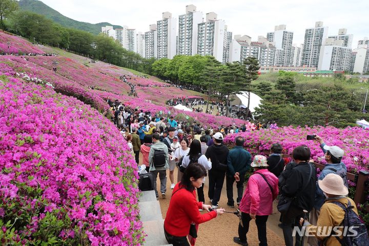 [군포=뉴시스] 지난해 열린 철쭉축제 현장. (사진=군포시 제공).2026.04.06. photo@newsis.com