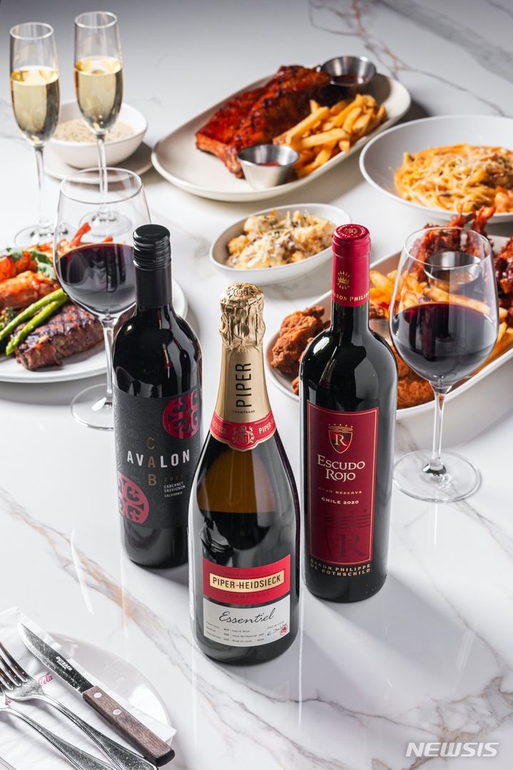 [서울=뉴시스] 아영FBC, 파이퍼하이직·에스쿠도로호·아발론 대표와인 3종 아웃백 스테이크하우스 전점 입점. (사진=아영FBC 제공)