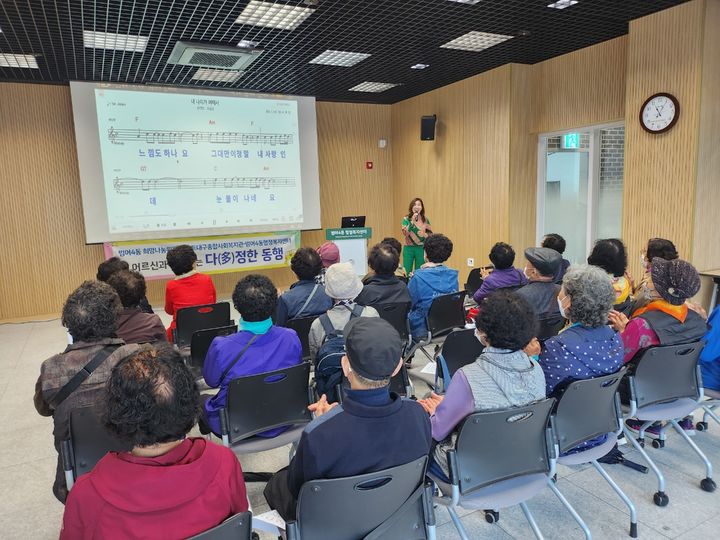 [대구=뉴시스] 대구시 수성구 범어4동 희망나눔위원회는 '재능기부 공연 및 일일 노래교실'을 진행했다. (사진 = 대구시 수성구 제공) 2024.04.25. photo@newsis.com *재판매 및 DB 금지