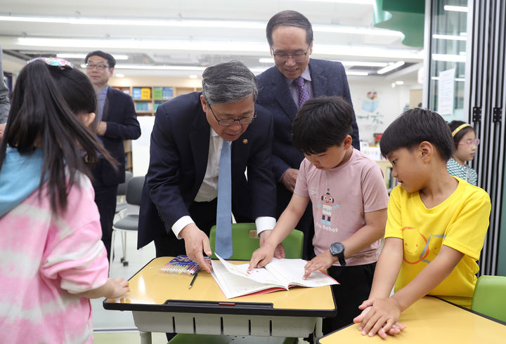 전병극 문화체육관광부 제1차관이 25일 경기도 남양주시 남양주월문초등학교를 방문해 아름다운 이야기할머니 늘봄학교 현장을 참관하고 학생들과 함께 감상노트를 살펴보고 있다. (사진=한국국학진흥원 제공) photo@newsis.com *재판매 및 DB 금지