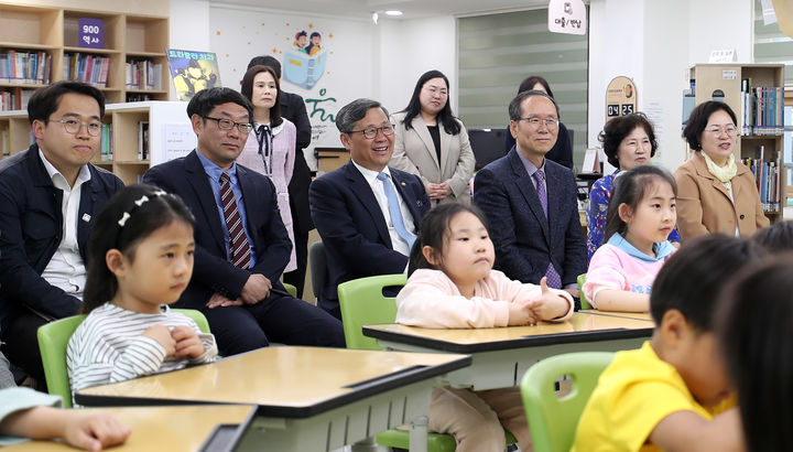 전병극 문화체육관광부 제1차관이 25일 경기도 남양주시 남양주월문초등학교를 방문해 아름다운 이야기할머니 늘봄학교 현장을 참관하고 있다. (사진=한국국학진흥원 제공) photo@newsis.com *재판매 및 DB 금지