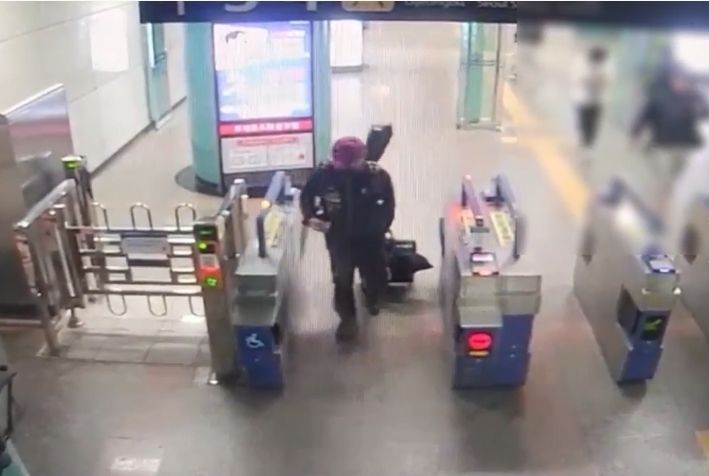 [서울=뉴시스] 서울경찰청 지하철경찰대는 지난 17일 점유이탈물횡령 혐의를 받는 50대 남성 A씨를 검거했다고 26일 밝혔다. 사진은 A씨가 훔친 여행 가방을 가지고 양주역을 빠져 나가는 모습.(사진=서울경찰청 지하철경찰대 제공) 2024.04.25. photo@newsis.com *재판매 및 DB 금지