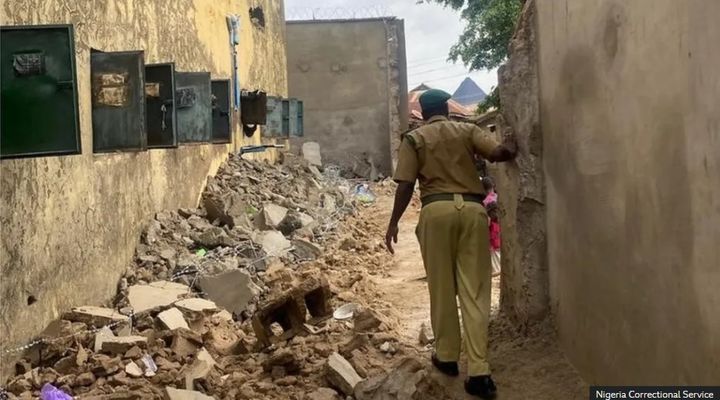 [서울=뉴시스]나이지리아 수도 아부자 인근 술레자 마을의 교도소에서 밤새 내린 폭우로 담장이 무너지면서 수감자 100여명이 탈옥했다고 아다무 두자 교도소 대변인이 25일 밝혔다. <사진 출처 ; BBC> 2024.04.25.