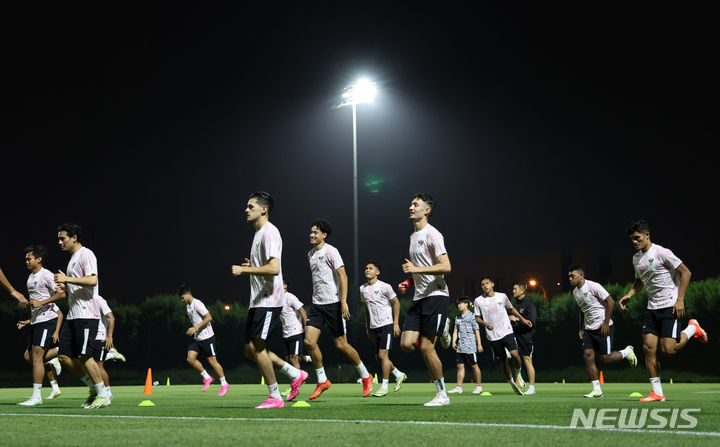 [도하(카타르)=뉴시스] 황준선 기자 = U-23 인도네시아 축구 국가대표팀 선수들이 24일(현지시간) 카타르 도하 카타르 대학교 훈련장에서 훈련을 하고 있다. 신태용 감독이 이끄는 U-23 인도네시아 축구 국가대표팀은 오는 25일 대한민국과 2024 아시아축구연맹(AFC) U-23 아시안컵 8강전을 치른다. 2024.04.24. hwang@newsis.com