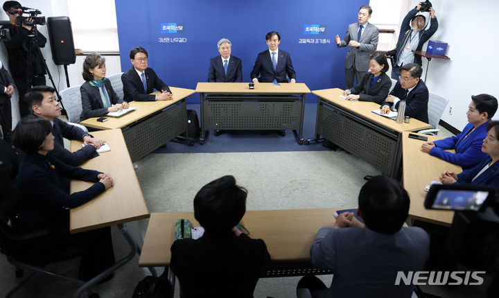 [서울=뉴시스] 추상철 기자 = 조국 조국혁신당 대표가 25일 오전 서울 여의도 조국혁신당 중앙당사에서 열린 원내대표 선출을 위한 제22대 국회의원 당선인 총회 시작전 당선인들과 대화하고 있다. 2024.04.25. scchoo@newsis.com