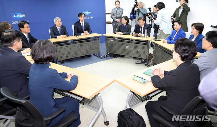 [서울=뉴시스] 추상철 기자 = 조국 조국혁신당 대표가 25일 오전 서울 여의도 조국혁신당 중앙당사에서 열린 원내대표 선출을 위한 제22대 국회의원 당선인 총회 시작전 당선인들과 대화하고 있다. 2024.04.25. scchoo@newsis.com