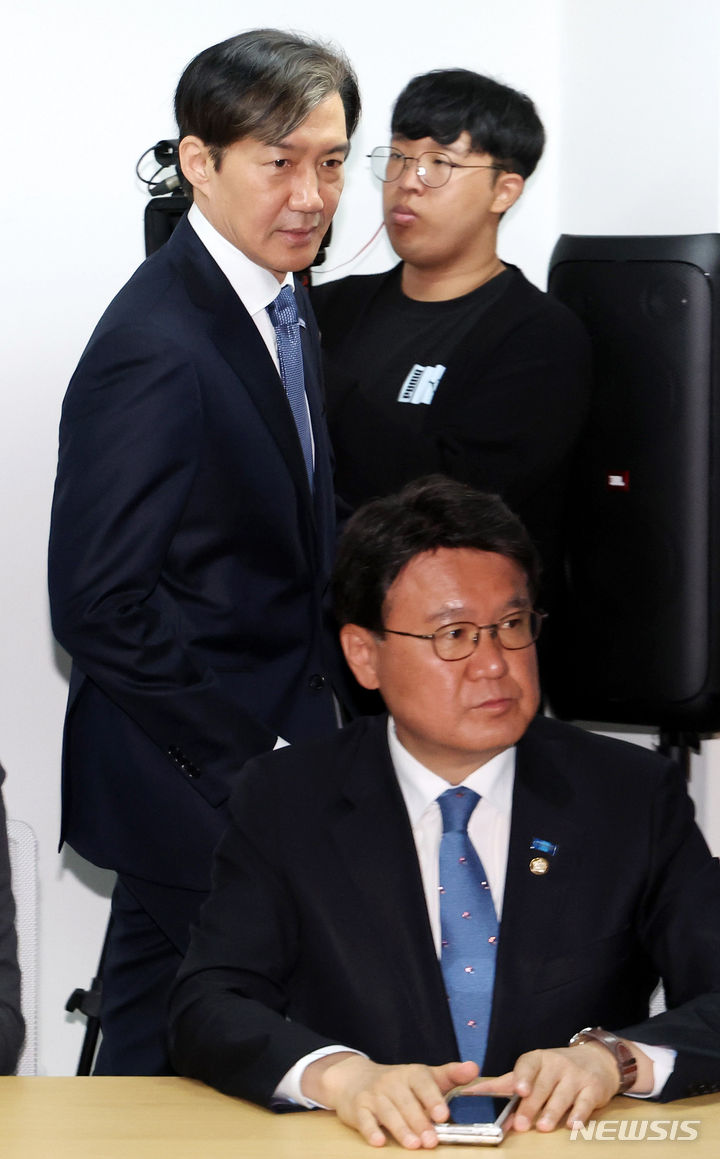 [서울=뉴시스] 추상철 기자 = 조국 조국혁신당 대표가 25일 오전 서울 여의도 조국혁신당 중앙당사에서 열린 원내대표 선출을 위한 제22대 국회의원 당선인 총회에 참석하고 있다. 2024.04.25. scchoo@newsis.com