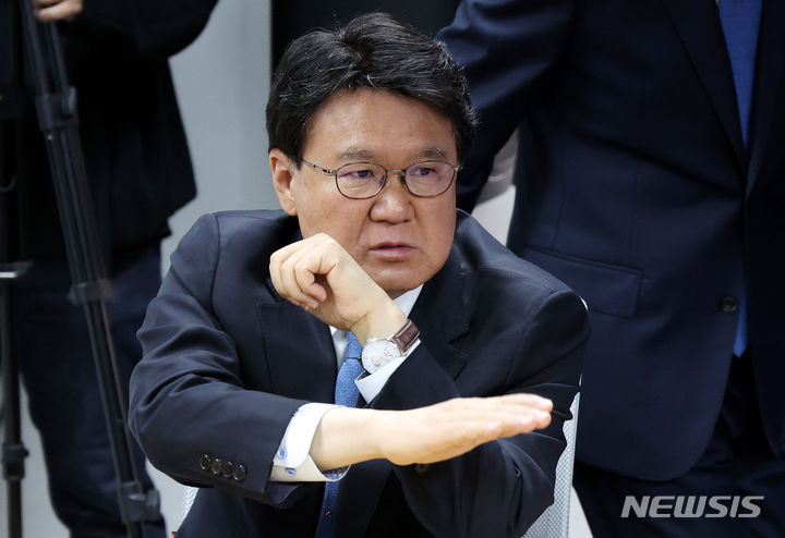 [서울=뉴시스] 추상철 기자 = 황운하 조국혁신당 원내대표가 25일 오전 서울 여의도 조국혁신당 중앙당사에서 열린 원내대표 선출을 위한 제22대 국회의원 당선인 총회에 참석해 있다. 2024.04.25. scchoo@newsis.com