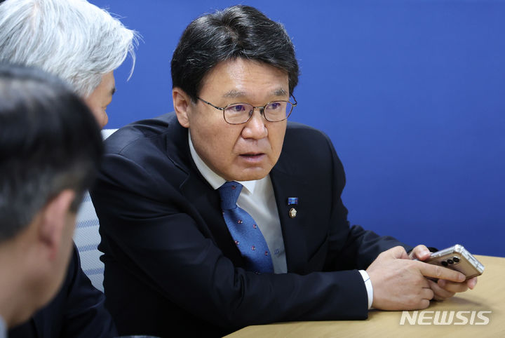 [서울=뉴시스] 추상철 기자 = 황운하 조국혁신당 원내대표가 25일 오전 서울 여의도 조국혁신당 중앙당사에서 열린 원내대표 선출을 위한 제22대 국회의원 당선인 총회에 참석해 당선인과 대화하고 있다. 2024.04.25. scchoo@newsis.com