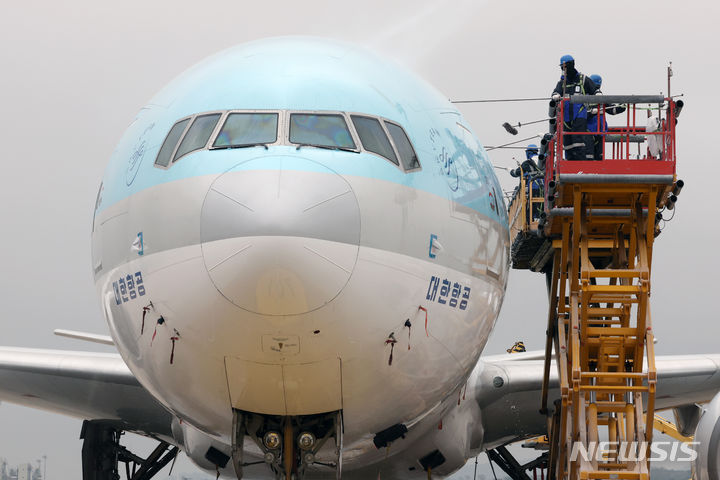[인천공항=뉴시스] 조성우 기자 = 봄을 맞은 25일 오전 인천 중구 대한항공 정비 격납고에서 관계자들이 보잉 777-300ER 항공기 세척을 하고 있다. 2024.04.25. xconfind@newsis.com