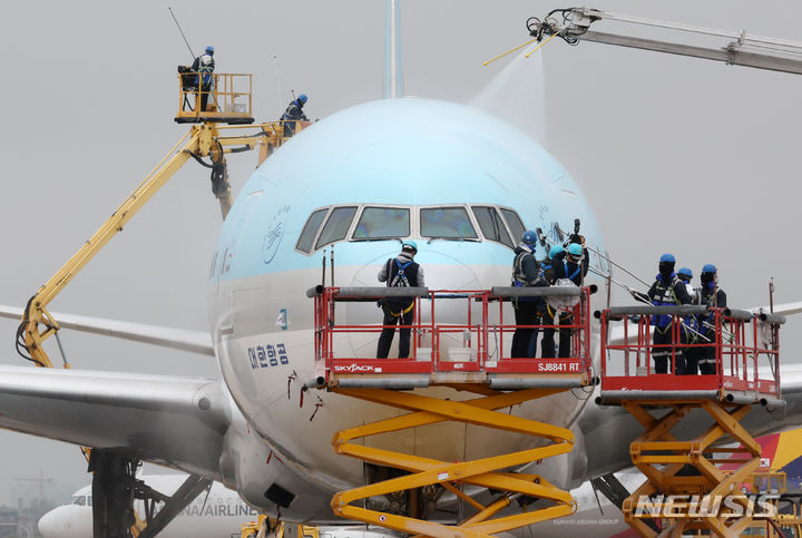[인천공항=뉴시스] 조성우 기자 = 봄을 맞은 25일 오전 인천 중구 대한항공 정비 격납고에서 관계자들이 보잉 777-300ER 항공기 세척을 하고 있다. 2024.04.25. xconfind@newsis.com